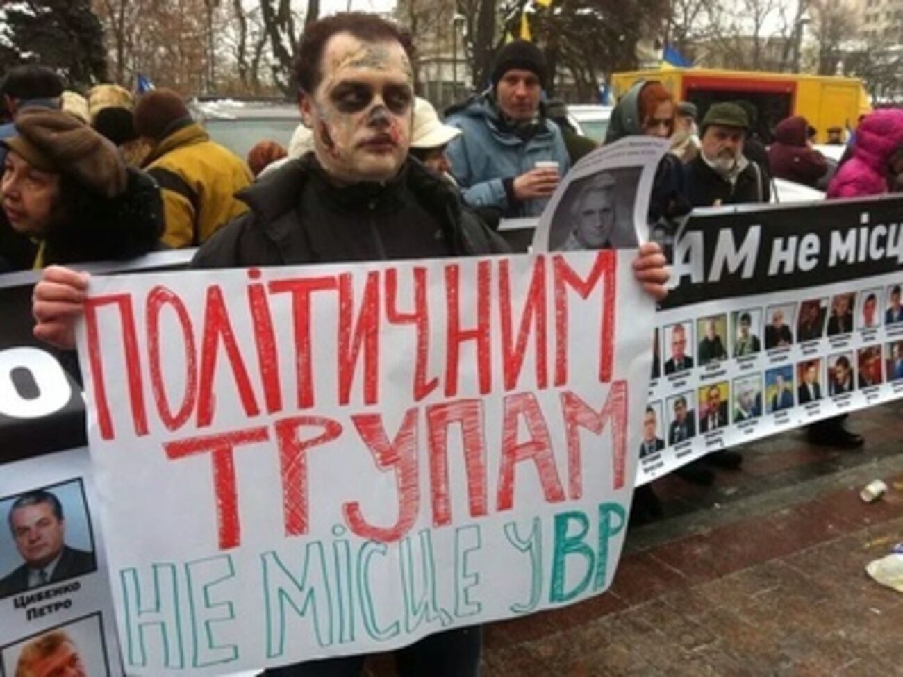 Раду с утра окружили протестующие и силовики. Фоторепортаж