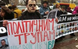 Раду с утра окружили протестующие и силовики. Фоторепортаж