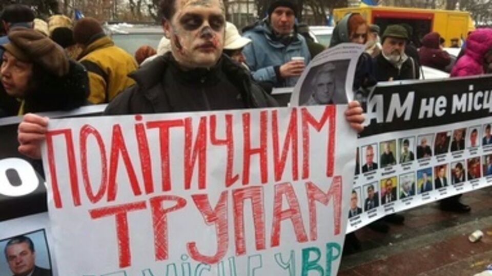 Раду с утра окружили протестующие и силовики. Фоторепортаж