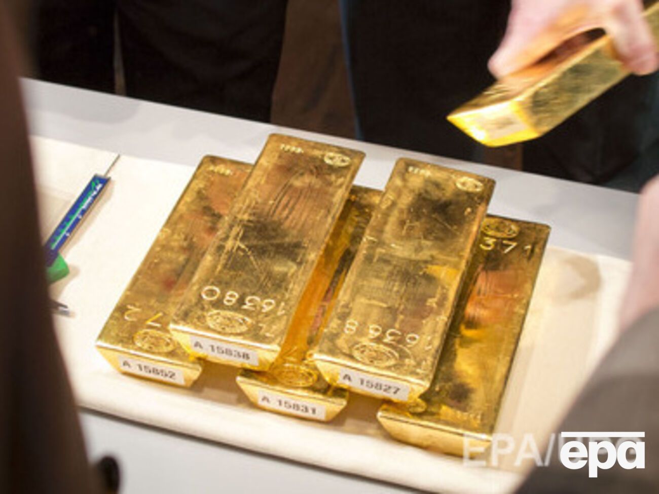 Золотые резервы России продолжают падать