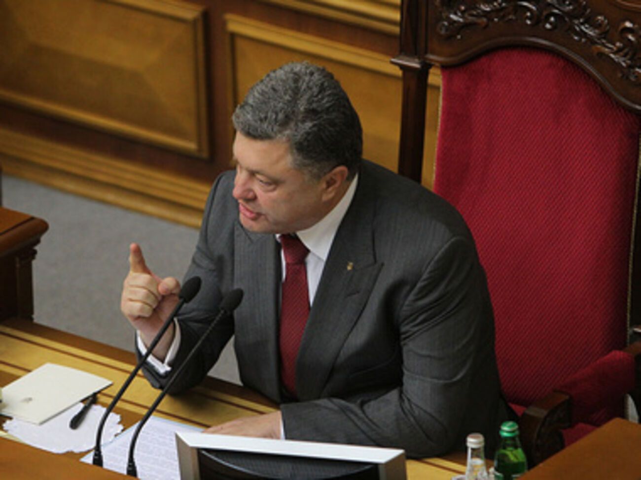 Армия Украины пока не готова отказаться от срочников, сообщил Петр Порошенко