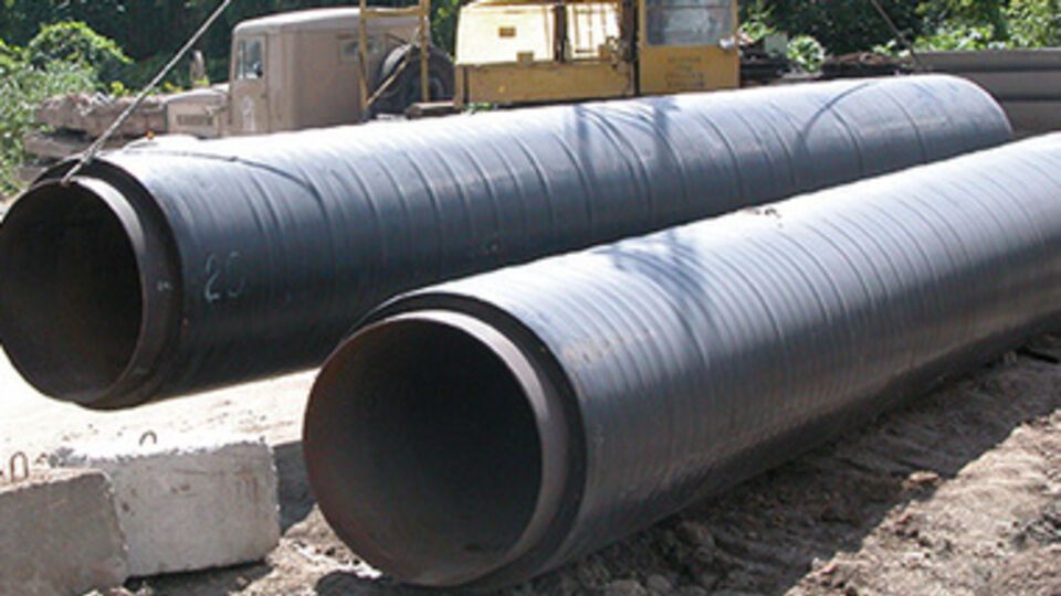 В Харькове устраняют трещину на магистральном трубопроводе