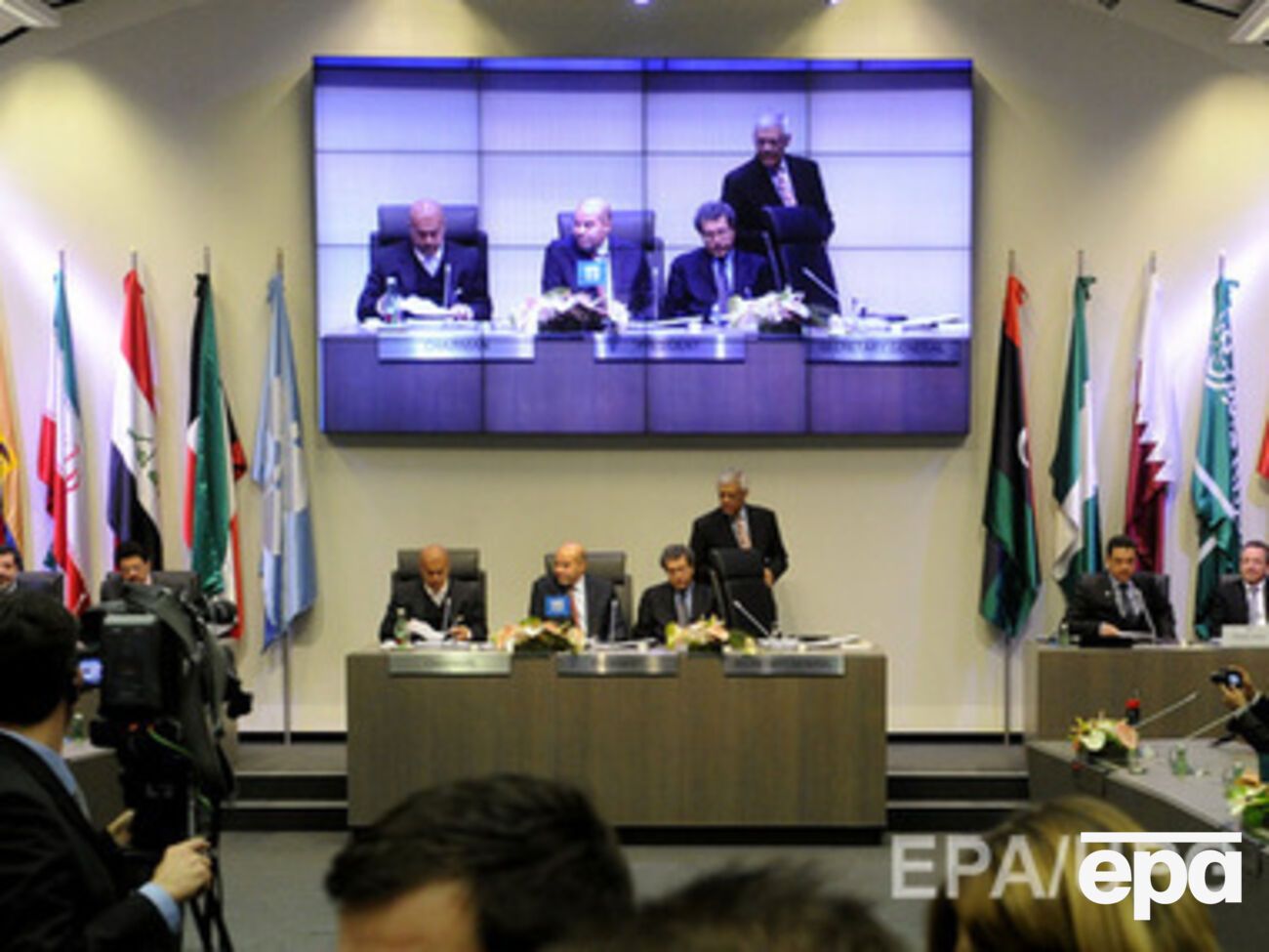 Страны ОПЕК оставили добычу нефти на прежнем уровне