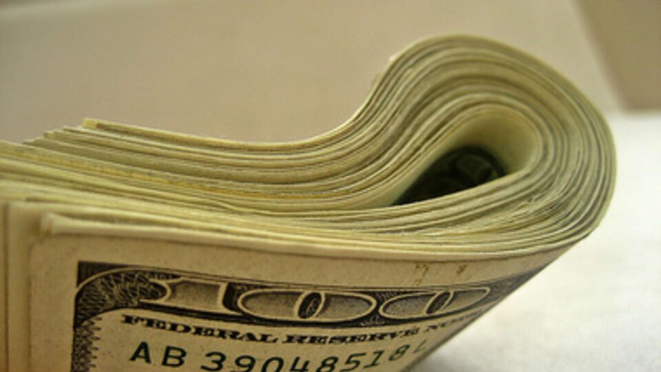 Доллар усиливает позиции