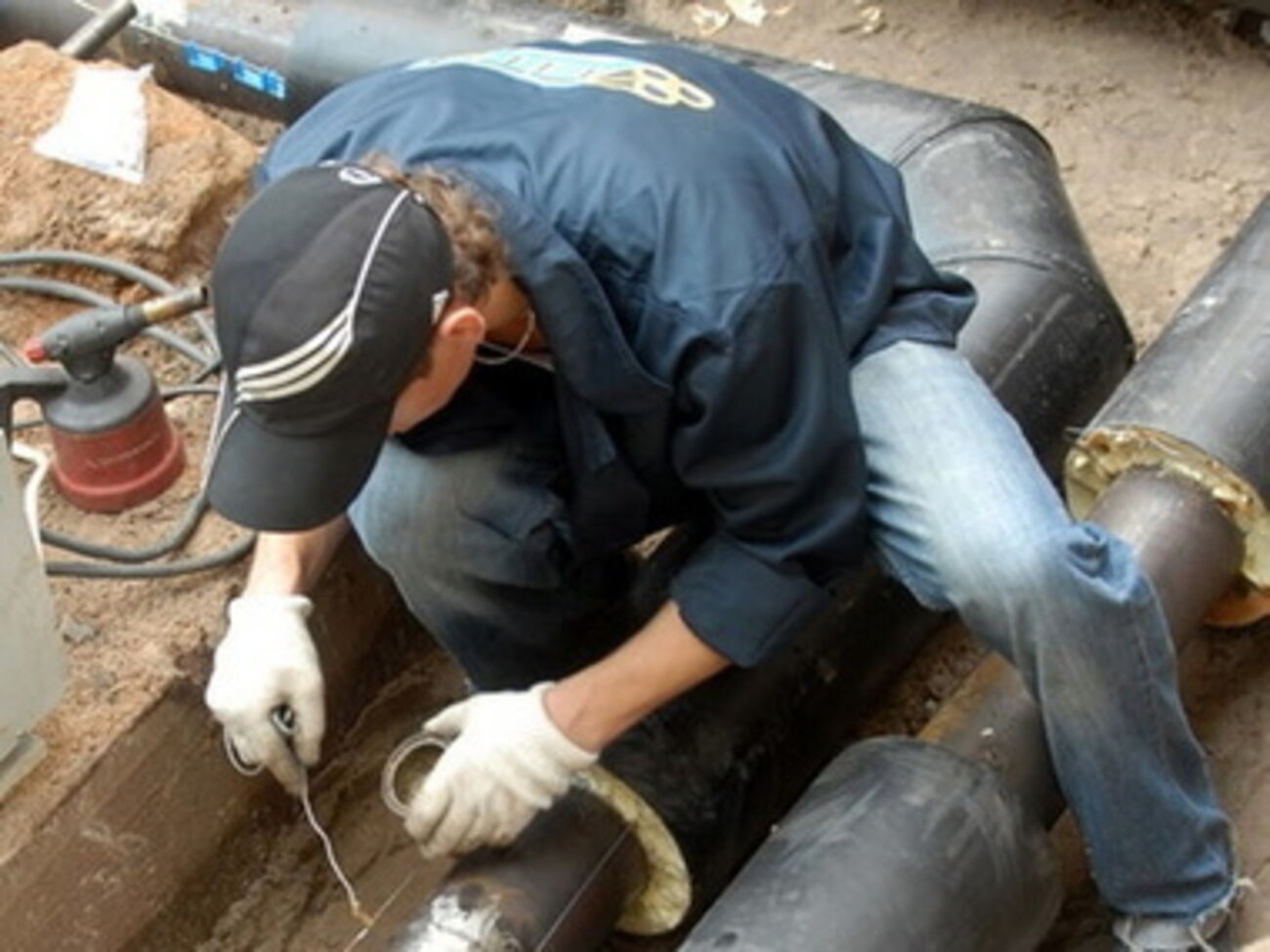 Сотрудники предприятия пытаются проводить ремонт и под обстрелами