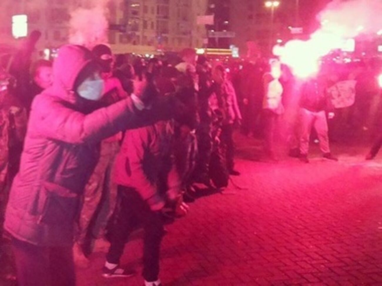 Протестующие забрасывали милиционеров пиротехникой