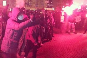 Протестующие забрасывали милиционеров пиротехникой