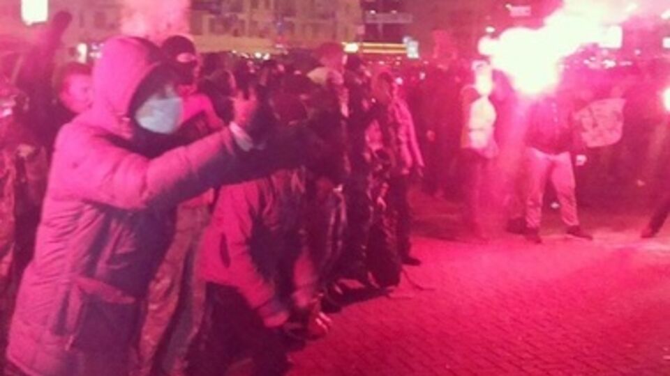 Протестующие забрасывали милиционеров пиротехникой