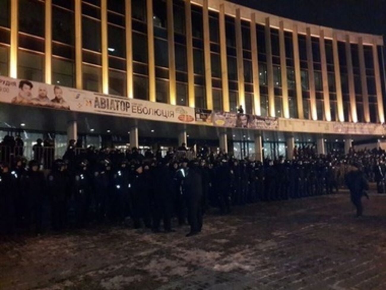 Милиционеры не пускали митигующих вовнутрь дворца "Украина"