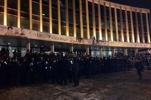 Милиционеры не пускали митигующих вовнутрь дворца "Украина"