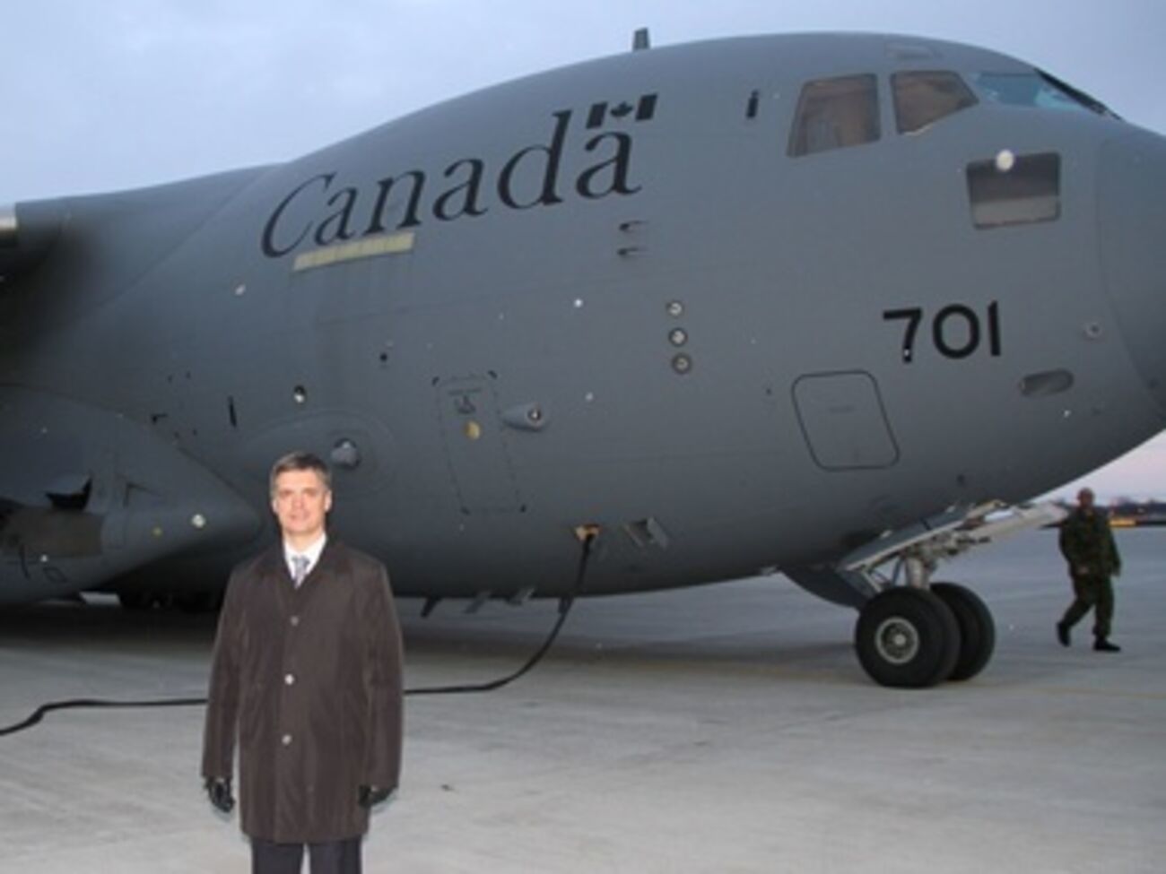 Посол Украины на фоне самолета с военной помощью для Украины