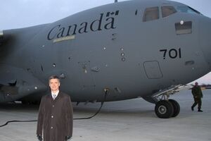 Посол Украины на фоне самолета с военной помощью для Украины