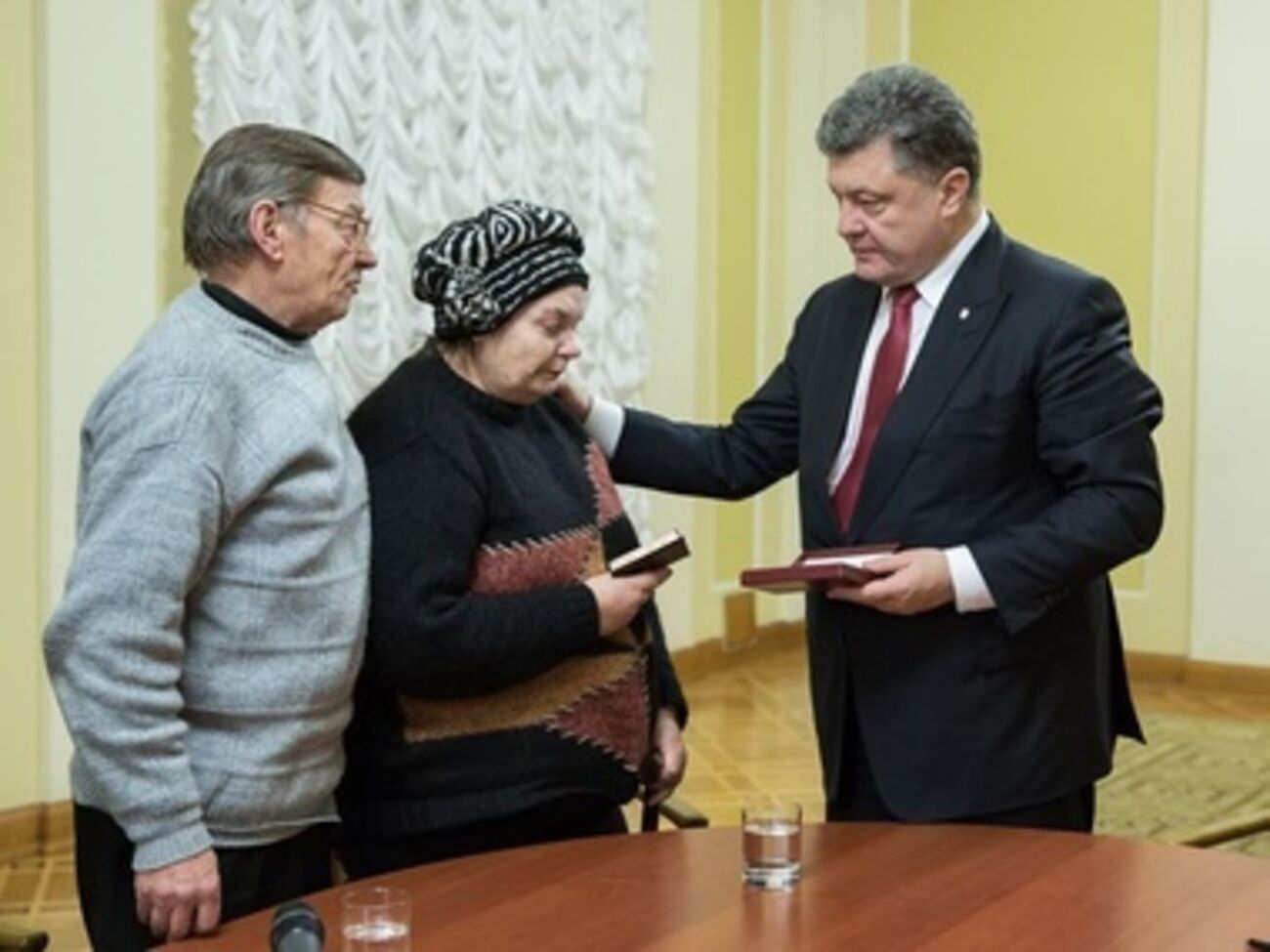 Порошенко передал родителям белоруса Жизневского его орден