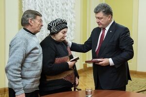 Порошенко передал родителям белоруса Жизневского его орден