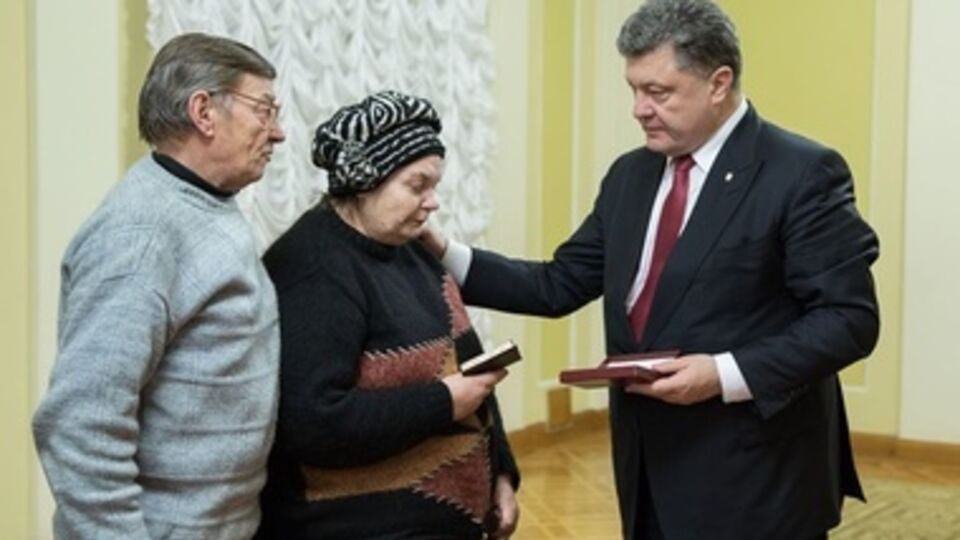 Порошенко передал родителям белоруса Жизневского его орден