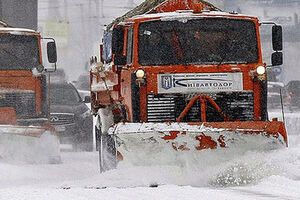 На столичных улицах убирают снег