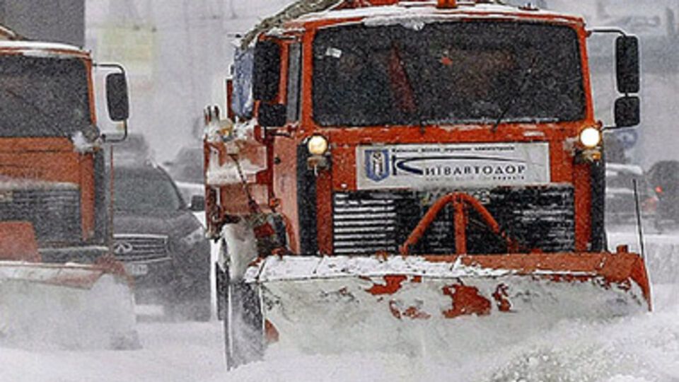 На столичных улицах убирают снег