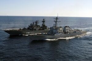 Корабли проводят учения