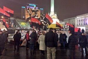 На площади собрались несколько десятков человек с черно-красными флагами