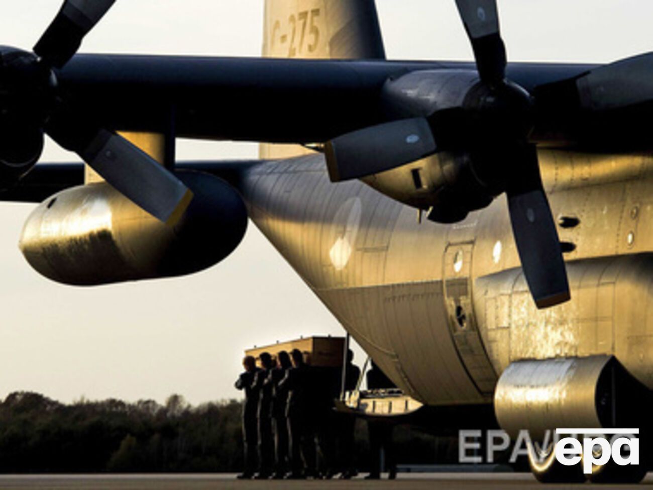 В Нидерланды прибыл очередной борт с останками жертв рейса MH17