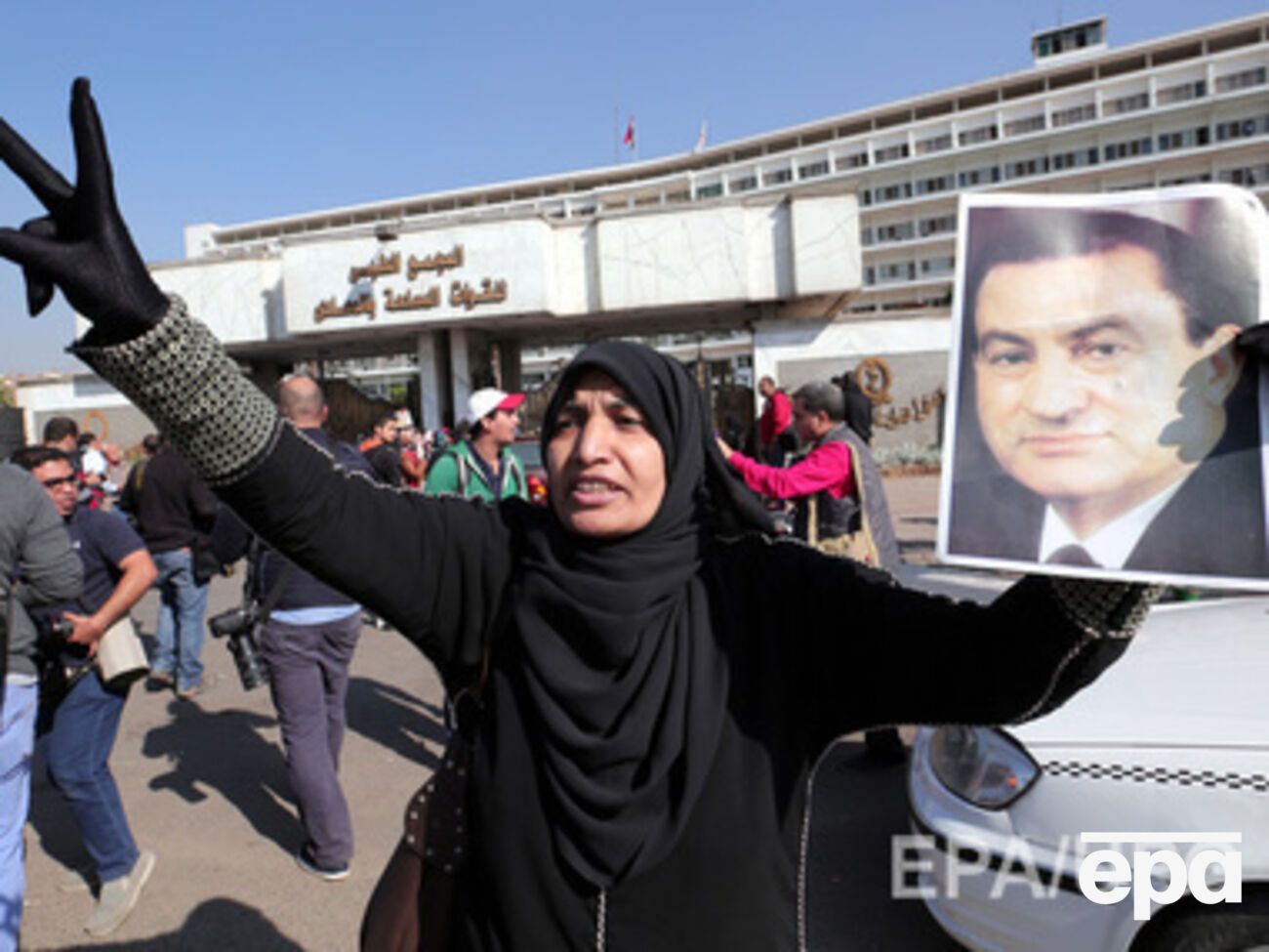 Сторонники Мубарака радуются решению суда