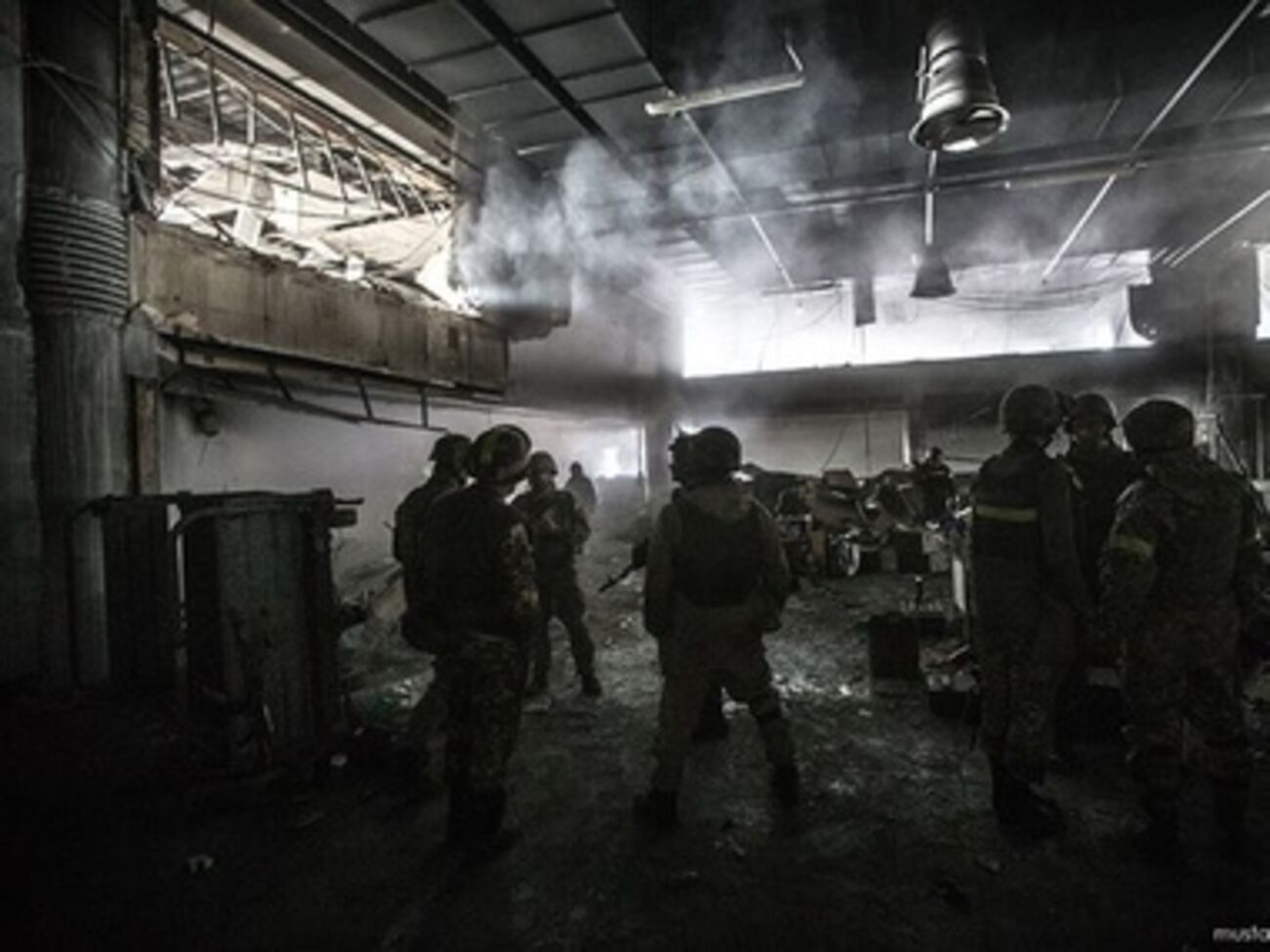 Военные продолжают удерживать аэропорт