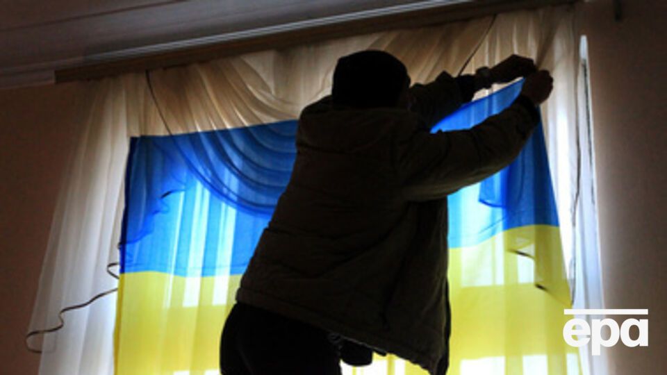 По неизвестным причинам 22-летний парень захотел сжечь украинский флаг