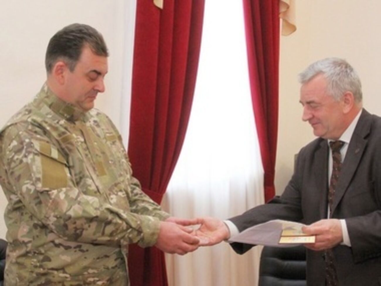 Садовник награжден за героизм, военный профессионализм и верность военной присяге