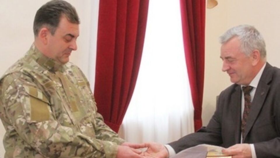 Садовник награжден за героизм, военный профессионализм и верность военной присяге