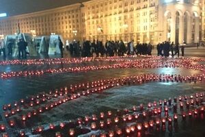 Трезубец "зажгли" в знак солидарности со студентами