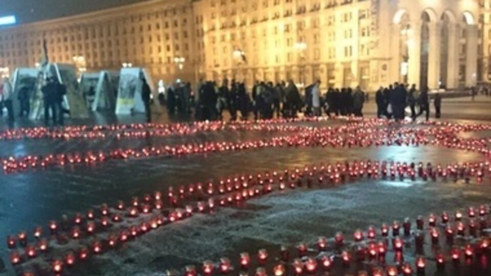 Трезубец "зажгли" в знак солидарности со студентами