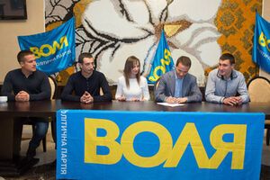 Соболев считает виновником раскола нардепа Юрия Деревянко (второй справа)