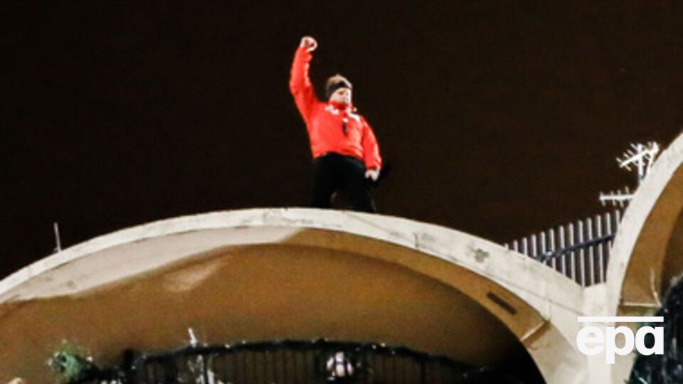 Валленда прошел по тросу с завязанными глазами