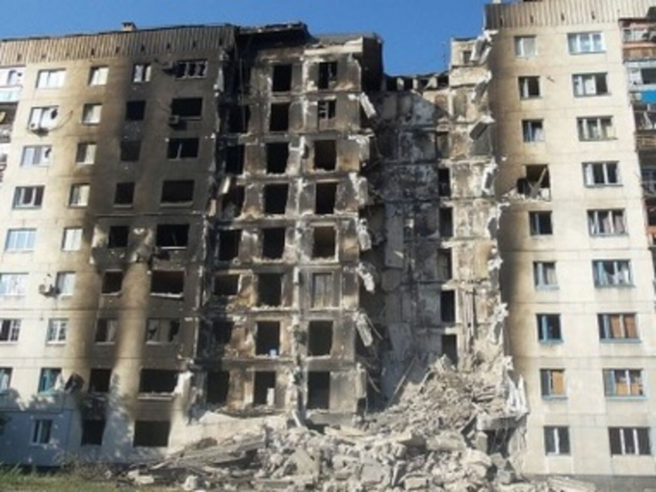 В Луганске восстанавливают разрушенные здания