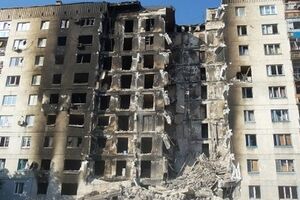 В Луганске восстанавливают разрушенные здания