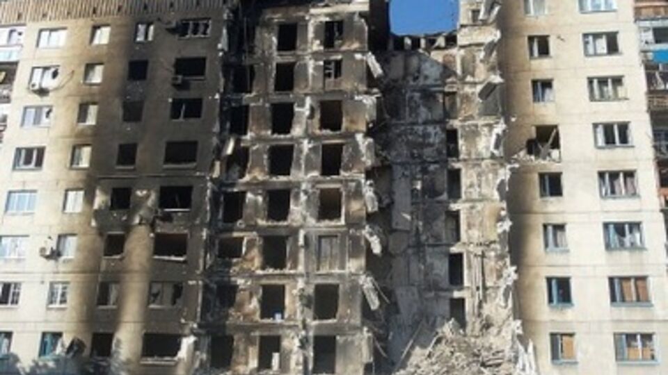 В Луганске восстанавливают разрушенные здания