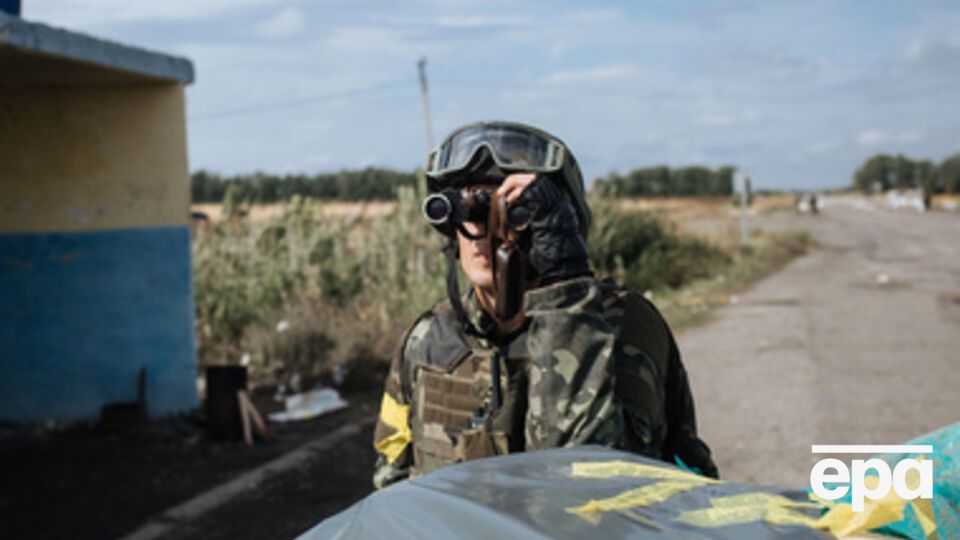 Украинские военные наблюдают за тем, как боевики уничтожают друг друга