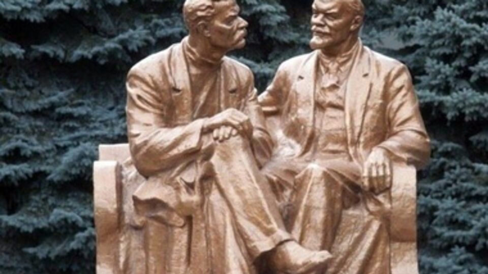 Неизвестные разбили голову статуи Владимира Ленина