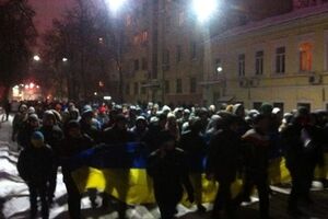 Участники марша идут к российскому консульству