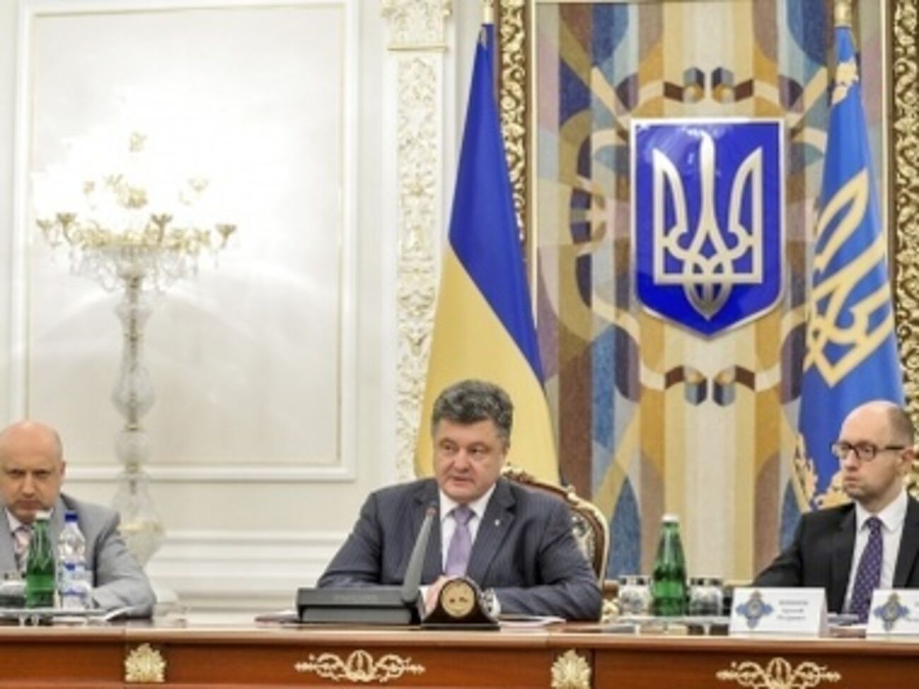 Порошенко обсудит отмену особого статуса Донбасса