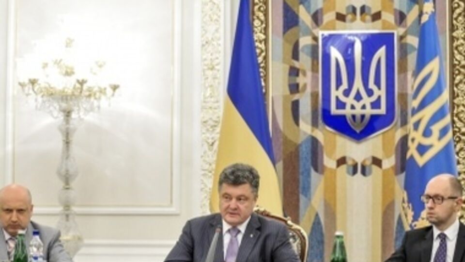 Порошенко обсудит отмену особого статуса Донбасса