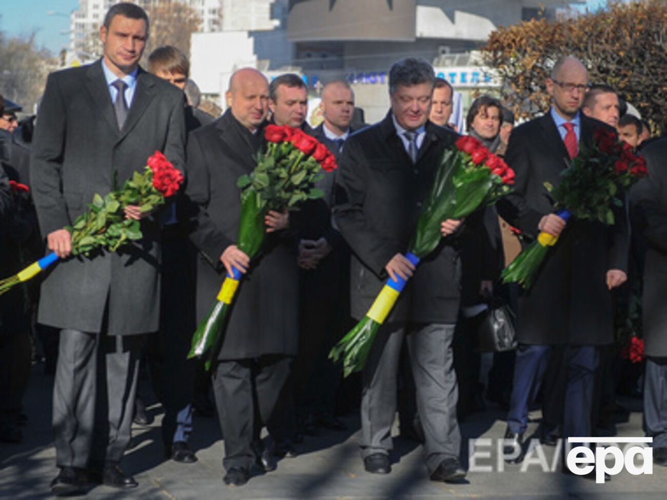 Виталий Кличко, Александр Турчинов, Петр Порошенко и Арсений Яценюк на церемонии по случаю&nbsp;70-й годовщины освобождения Украины от фашистских захватчиков