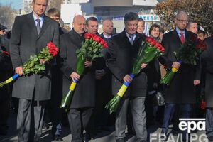 Виталий Кличко, Александр Турчинов, Петр Порошенко и Арсений Яценюк на церемонии по случаю 70-й годовщины освобождения Украины от фашистских захватчиков