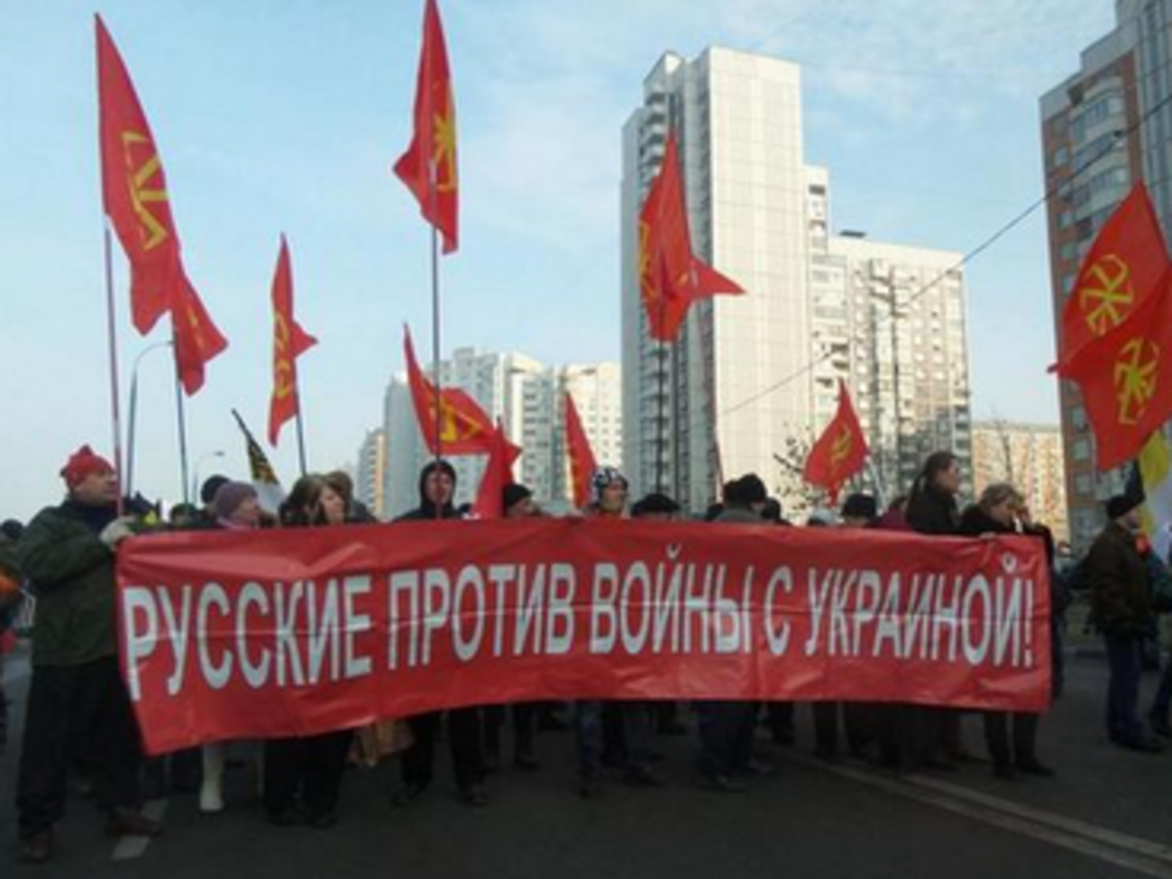 В Москве прошло три "Русских марша": сторонники Путина и дружбы с Украиной разделились. Фоторепортаж