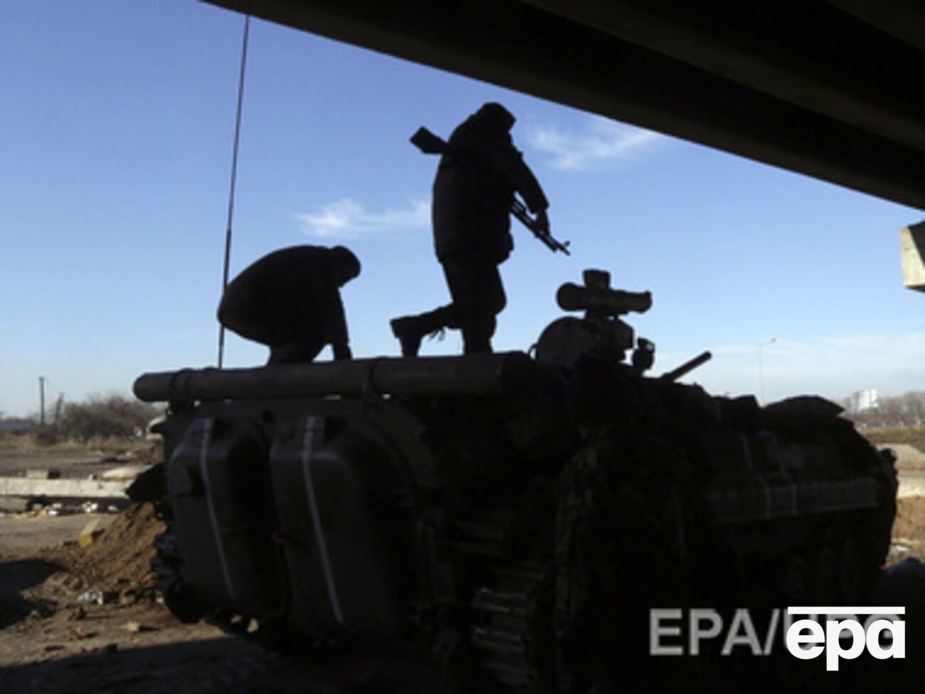 Донецкий аэропорт продолжают регулярно обстреливать