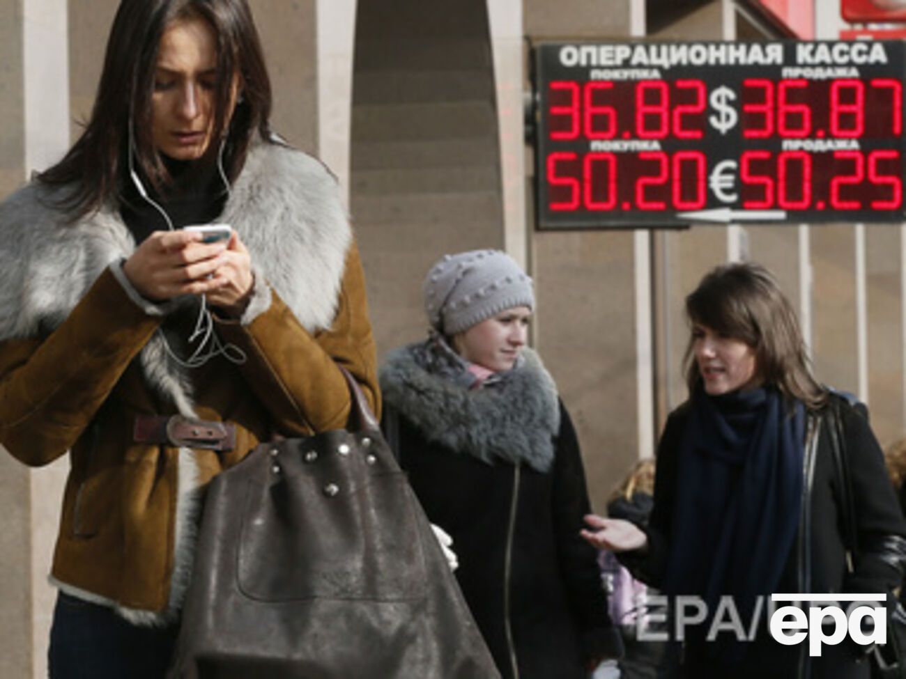 Рубль и нефть продолжают обесцениваться