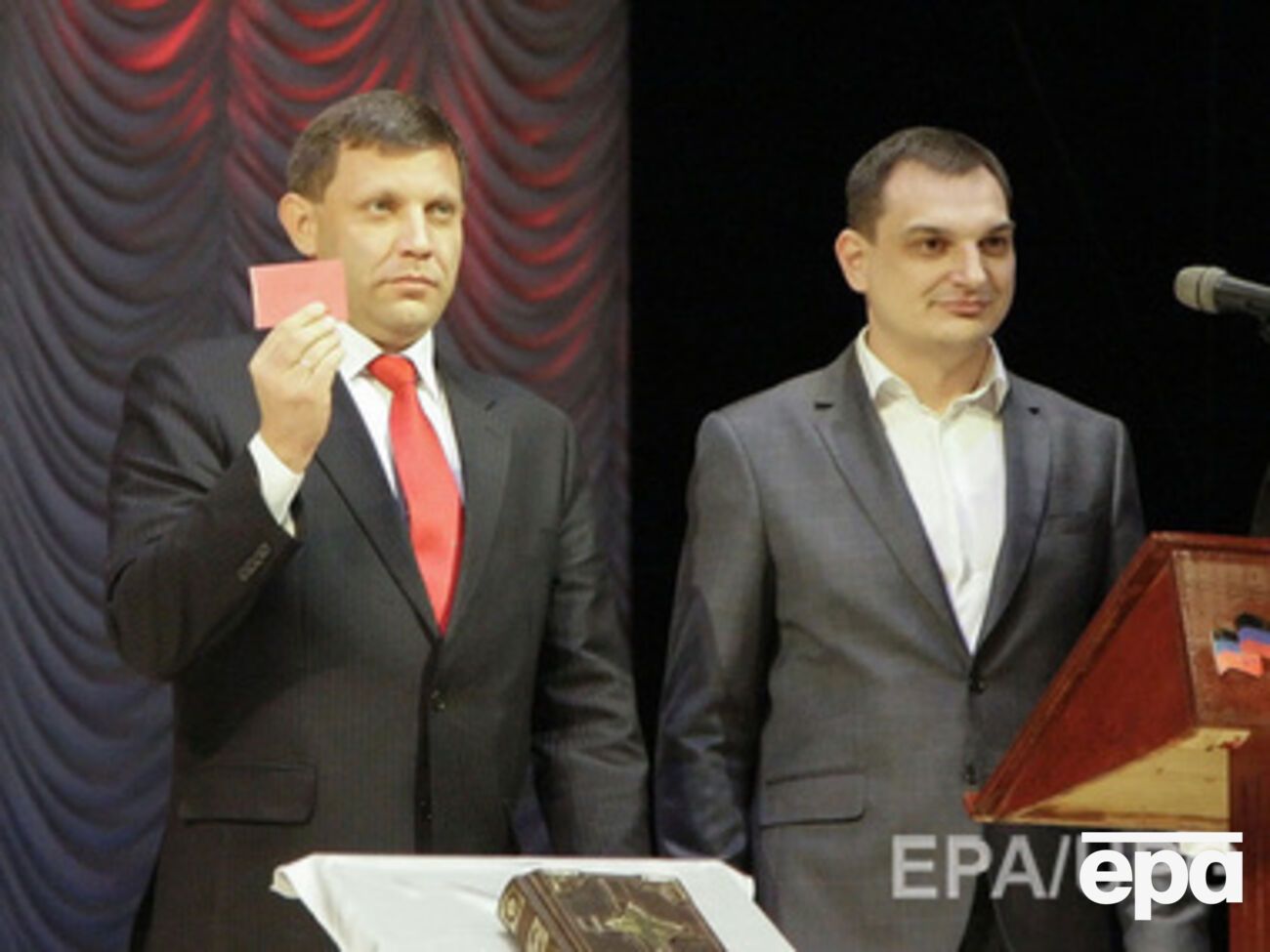 Захарченко ранее заявил, что Россия отправила в "ДНР"&nbsp;30 танков, 120 бронемашин и 1200 солдат