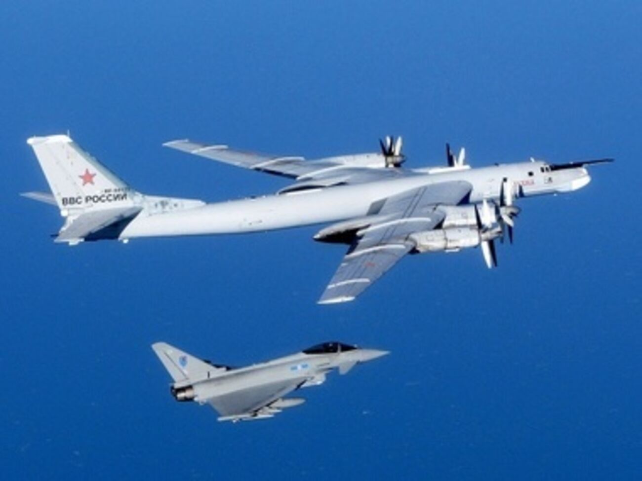 На перехват российских бомбардировщиков отправили британские самолеты