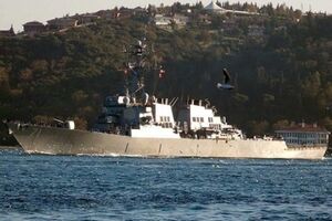 Ракетный эсминец USS Ross