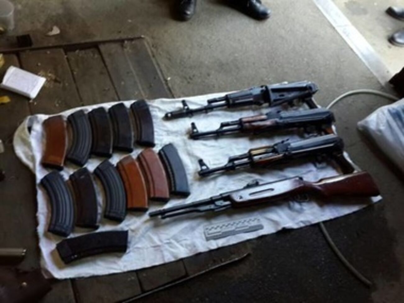 Помимо оружия, обнаружено более килограмма марихуаны, 13, 5 тыс. грн, $2700 и &euro;320